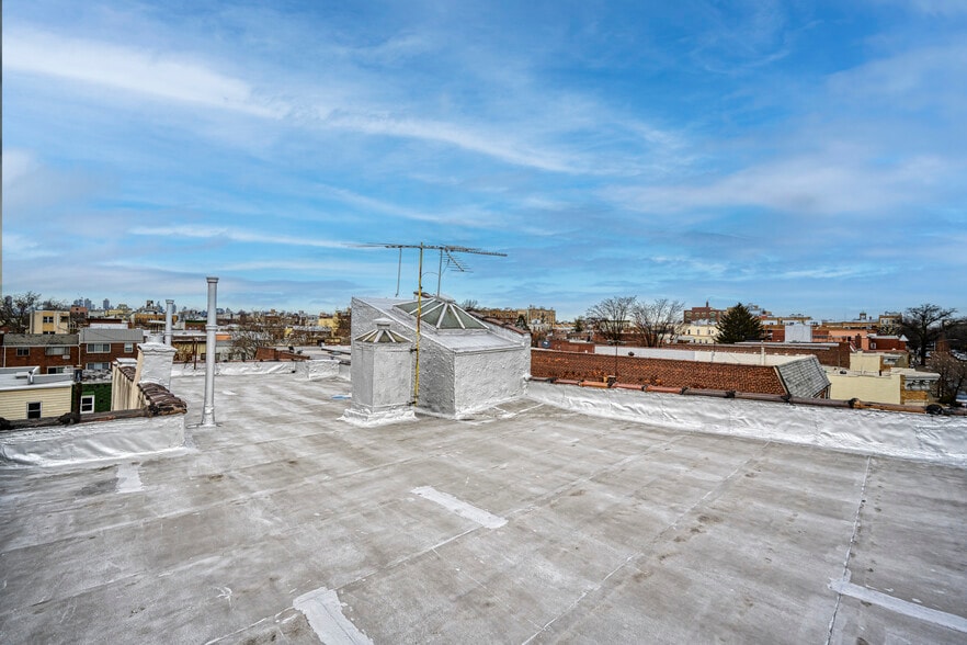 More Photos Of 3172 44th St, Astoria Multifamily For Sale