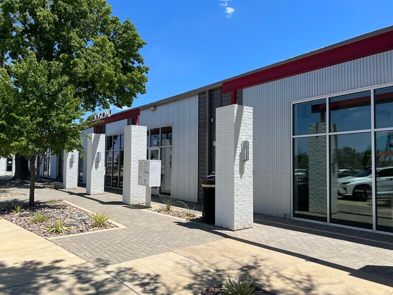 More Photos Of 500 E Front St, Arlington Storefront For Lease