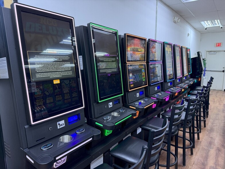 More Photos Of 1020 N Highway 7, Pleasant Hill Convenience Store For Sale