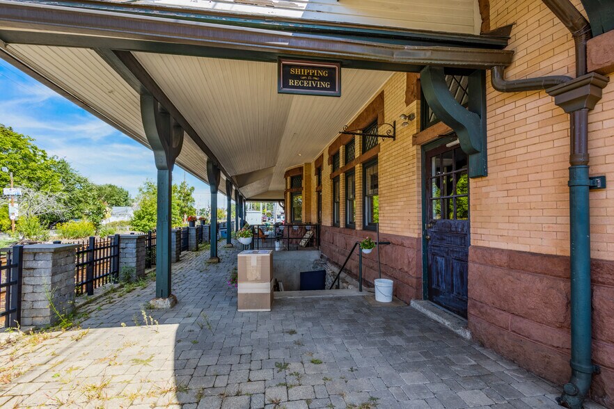 More Photos Of 100 School St, Andover Flex For Sale