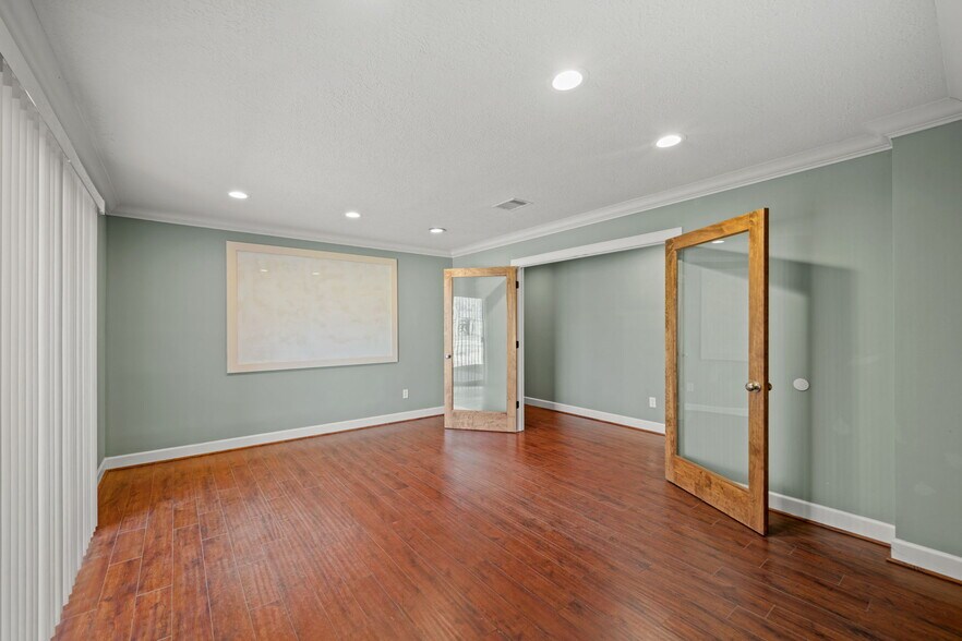 More Photos Of 1707 Bernie Ave, Rosenberg Office For Sale