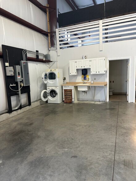 More Photos Of 61 Airport Dr, Rochester Service For Lease