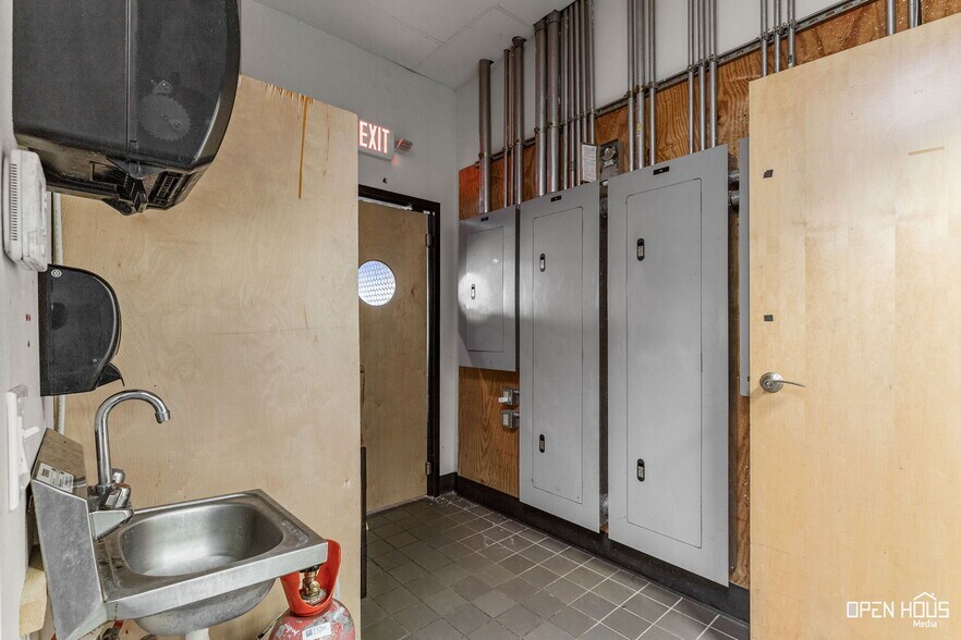 More Photos Of 3001-3007 Garnett Ave, Wichita Falls General Retail For Lease