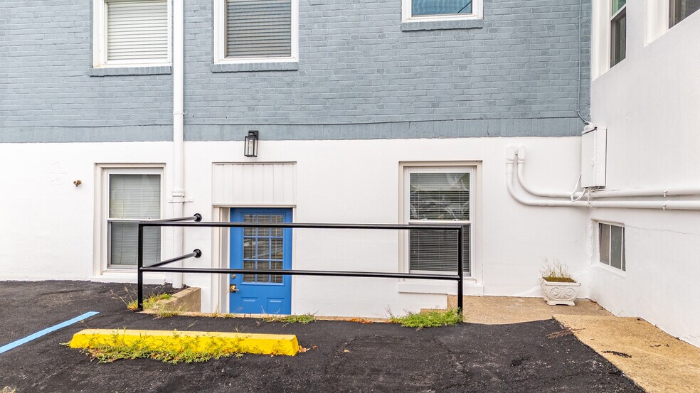 More Photos Of 525 7th St, Altavista Office For Sale