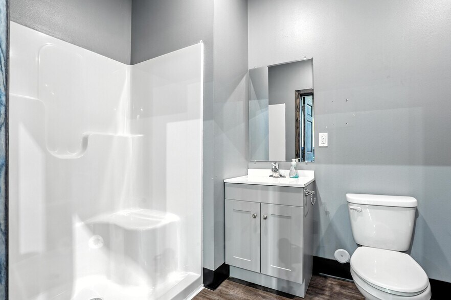 More Photos Of 4252 16th Ave N, Grand Forks Service For Sale