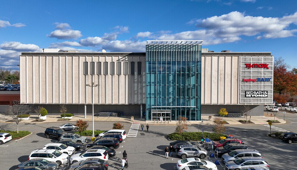 More Photos Of 34 E Ridgewood Ave, Paramus Department Store For Lease