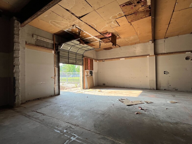 More Photos Of 942 S 2nd St, Louisville Light Distribution For Sale