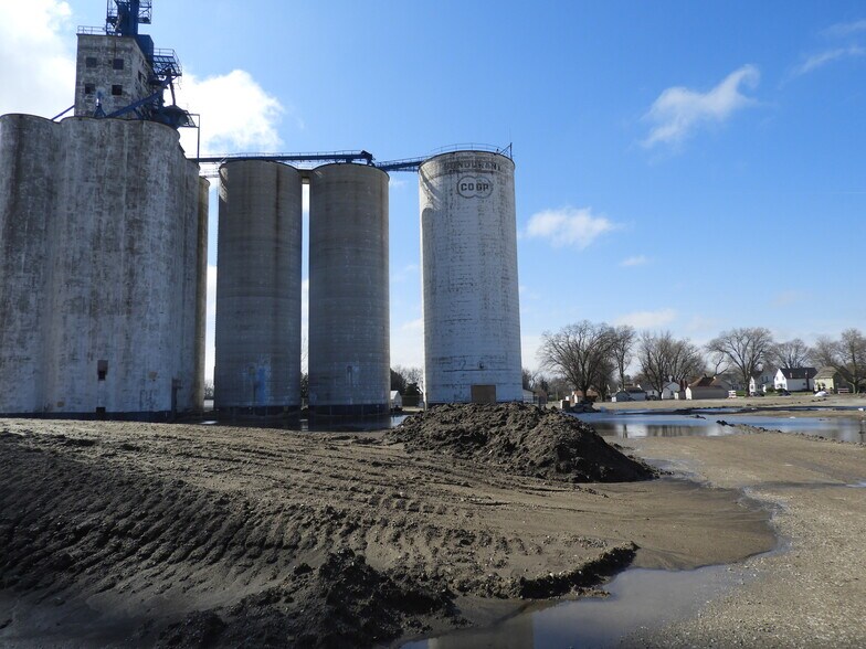 More Photos Of 101 Lincoln St NE, Bondurant Industrial For Lease