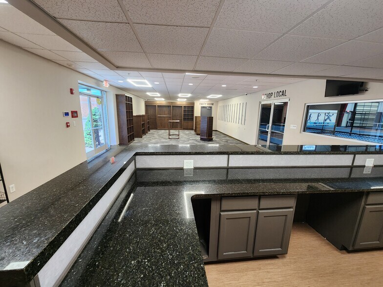 More Photos Of 1112 Shive Ln, Bowling Green Showroom For Sale