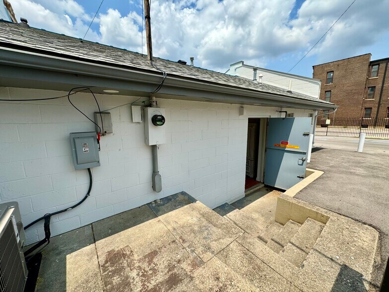 More Photos Of 907 N Pennsylvania St, Indianapolis Storefront Retail Office For Lease