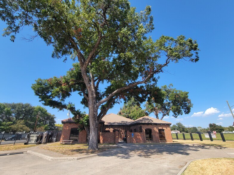 More Photos Of 2323 N Walton Walker Blvd, Dallas Office For Sale