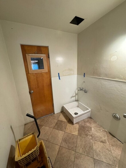 More Photos Of 948 W 9th St, Upland Warehouse For Lease