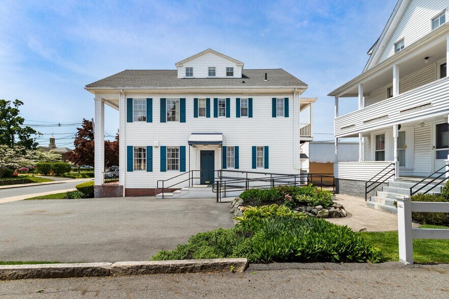 More Photos Of 4-6 Common St, Stoneham Storefront Retail Residential For Sale