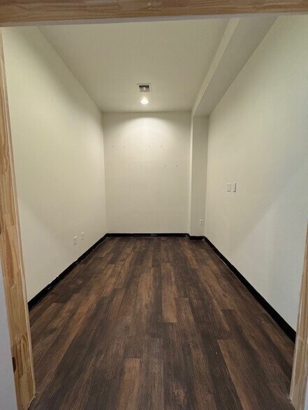 More Photos Of 2410 Hunter Rd, San Marcos Office For Lease