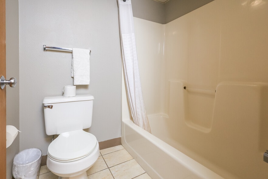 More Photos Of 112 Cutting Dr, Smithville Hotel For Sale