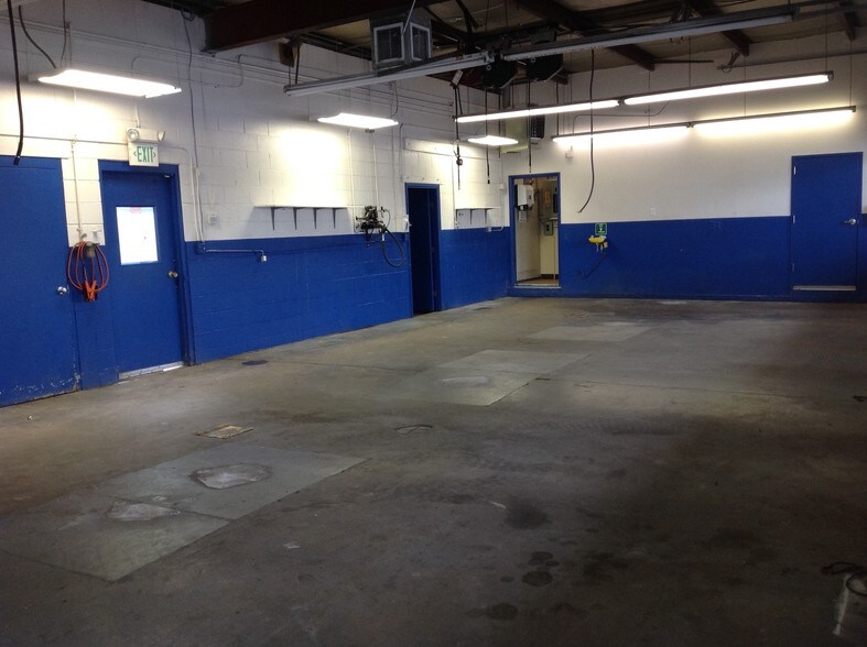 More Photos Of 4550 S Broadway, Englewood Showroom For Lease