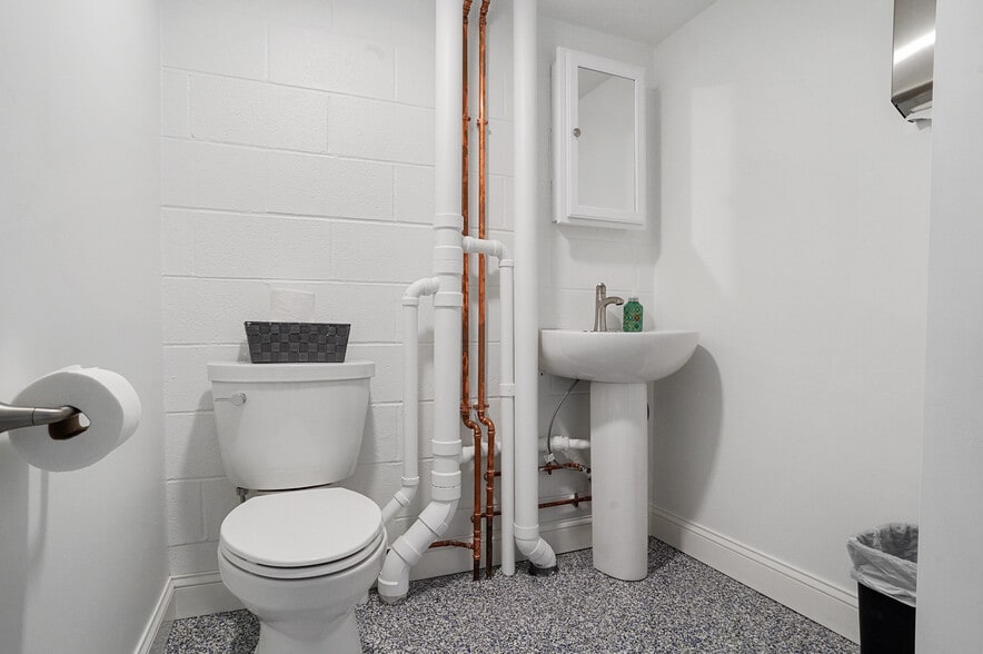 More Photos Of 1337 Commerce Dr, Stow Light Distribution For Sale