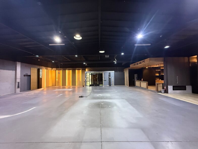 Primary Photo Of 19316-19320 Londelius St, Northridge Warehouse For Lease