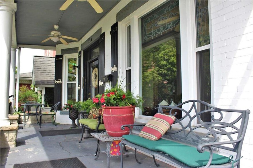 More Photos Of 1208 6th Ave, Huntington Restaurant For Sale