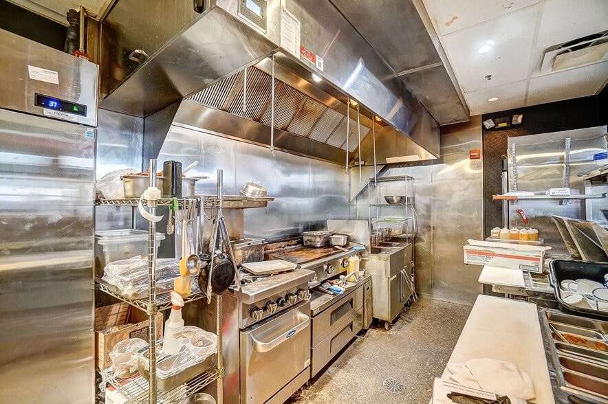 More Photos Of 463 W Town St, Columbus Restaurant For Lease