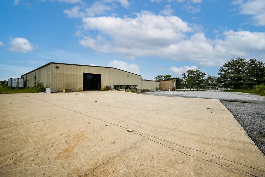 More Photos Of 3 McCullough Dr, New Castle Warehouse For Lease