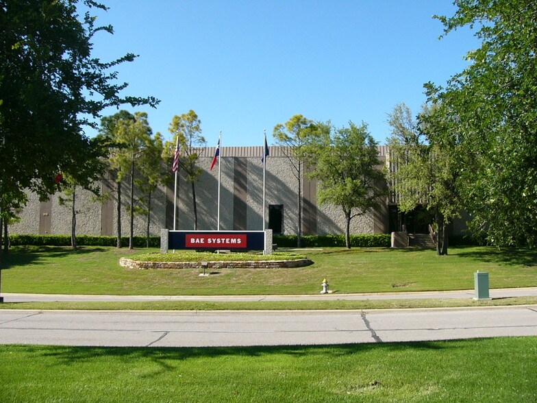More Photos Of 3000-3080 Story Rd W, Irving Showroom For Lease