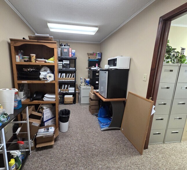 More Photos Of 1919 W Royale Dr, Muncie General Retail For Lease