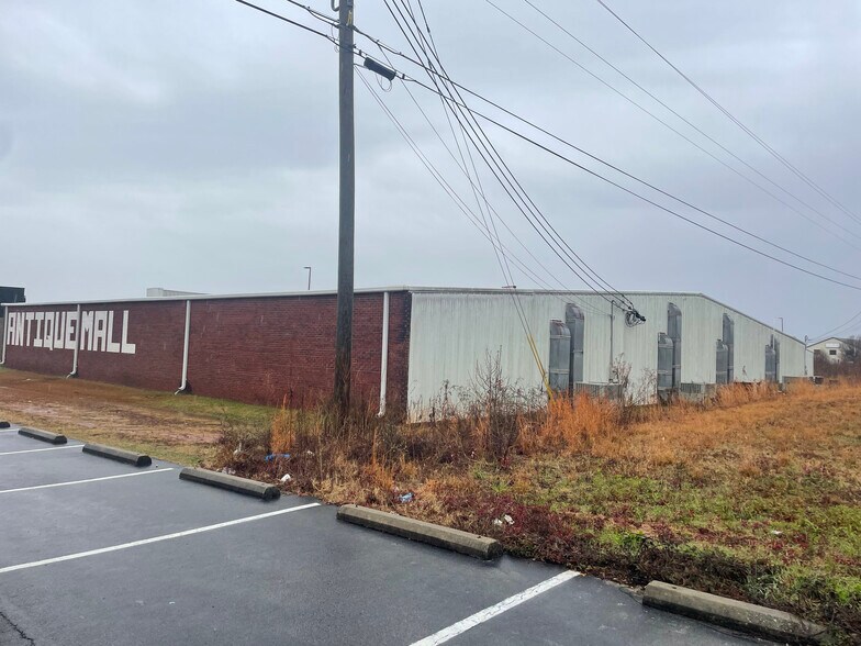 More Photos Of 230 Davis Loop, Oxford General Retail For Sale