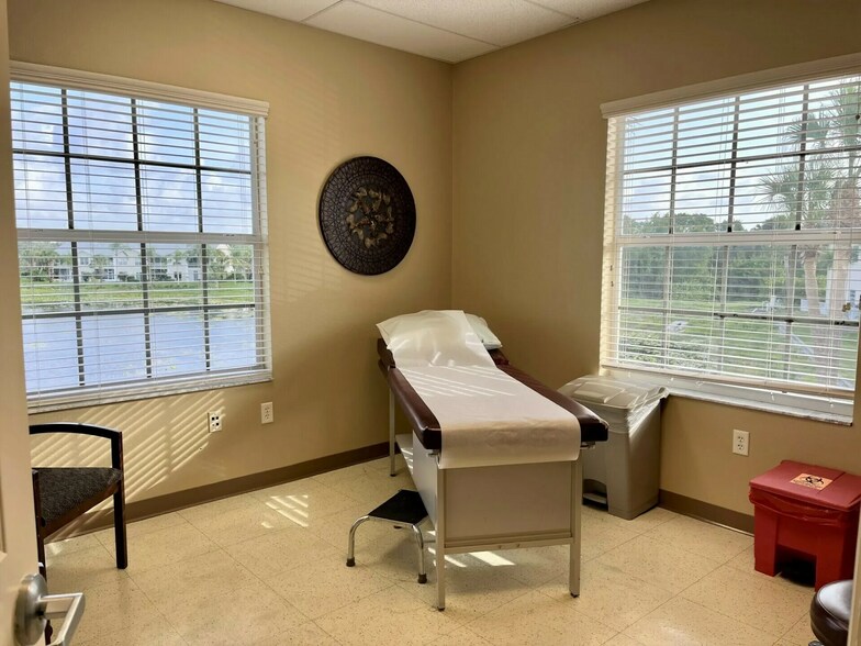 More Photos Of 836 Sunset Lake Blvd, Venice Medical For Sale