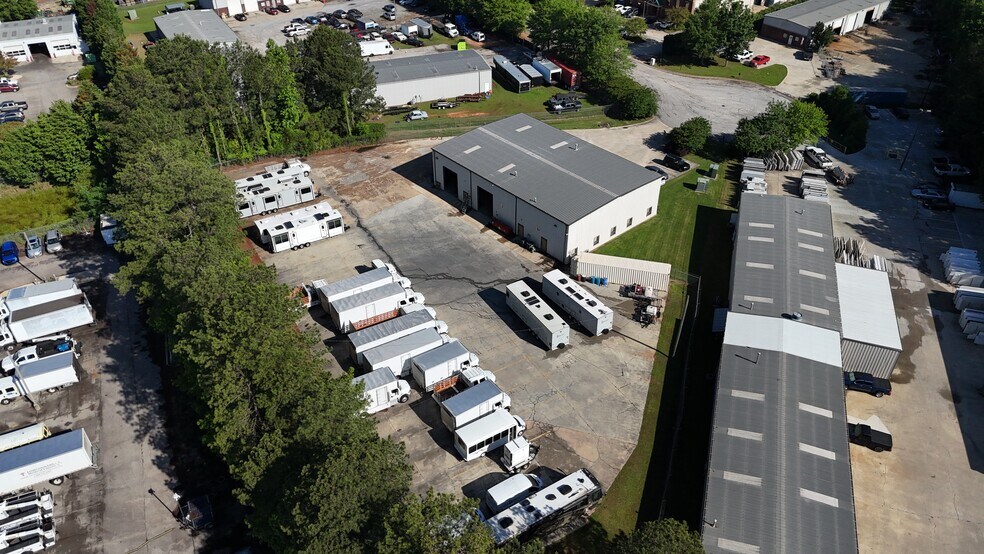 More Photos Of 118 Park West Dr, McDonough Showroom For Lease