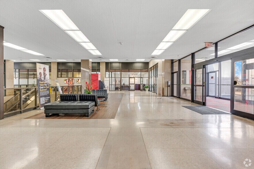 More Photos Of 400 S Zang Blvd, Dallas Office For Lease