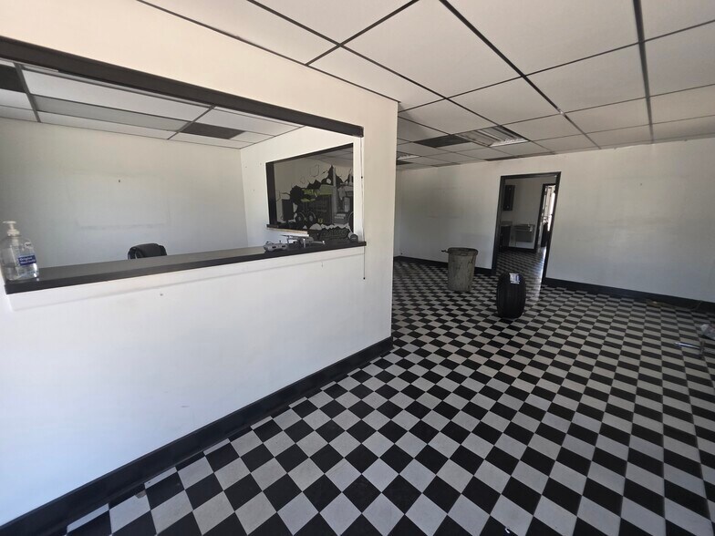 More Photos Of 1055 Park West Blvd, Greenville Warehouse For Lease