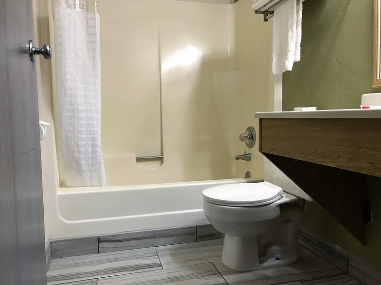 More Photos Of 2943 Northview Cir, Shelton Hotel For Sale