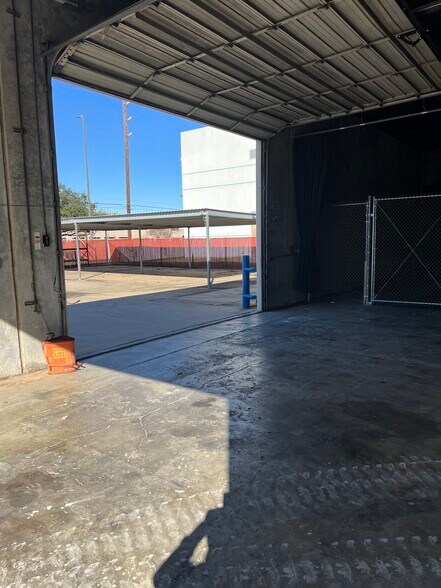 More Photos Of 1125 W Park One Dr, Sugar Land Warehouse For Sale