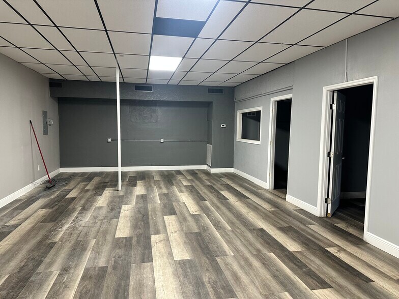 More Photos Of 6514-6516 N 40th St, Tampa Storefront Retail Office For Sale