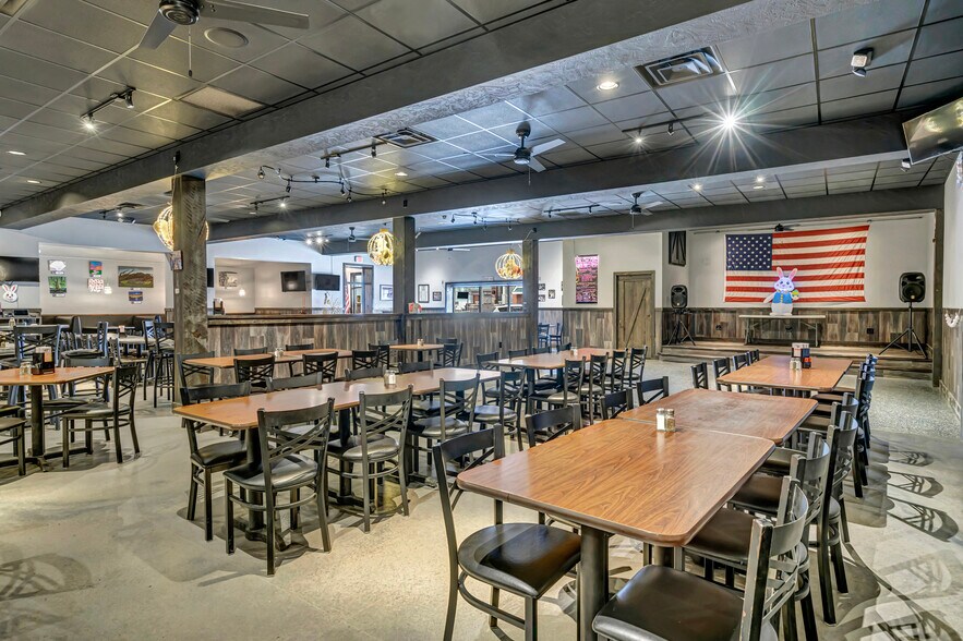 More Photos Of 53 N Howard Ave, Croswell Bar For Sale