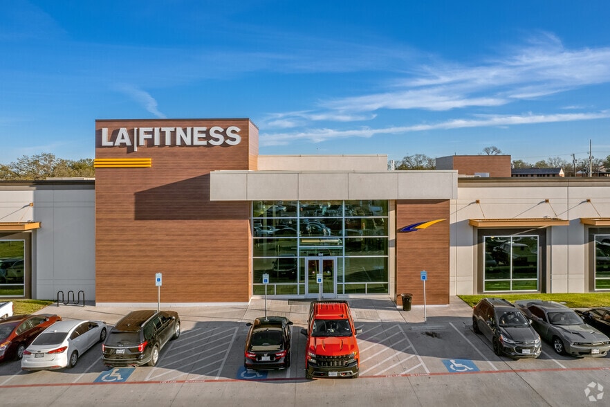 More Photos Of 655-700 W Illinois Ave, Dallas Unknown For Lease