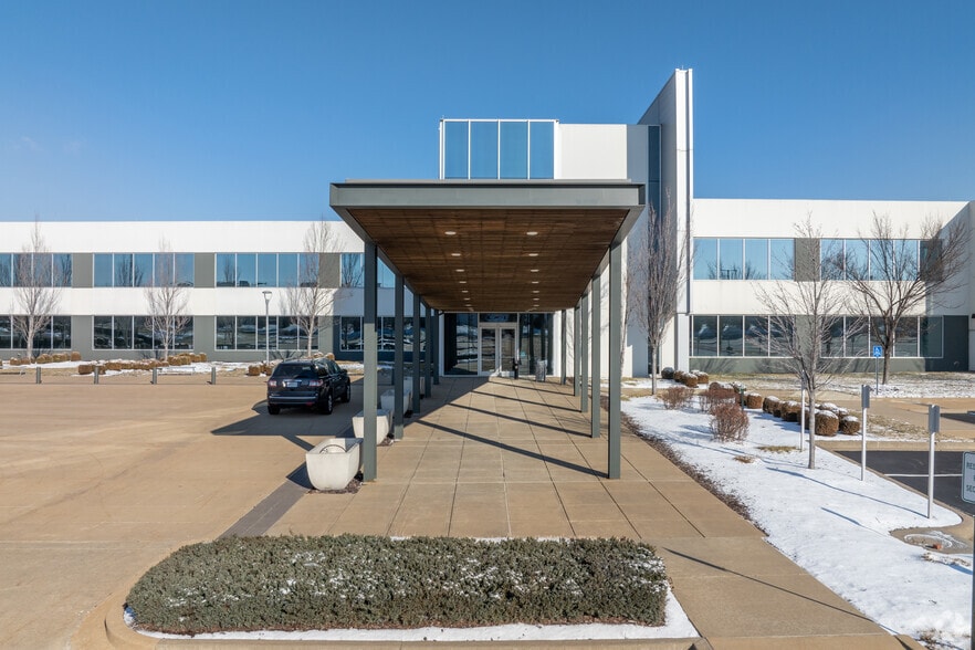 More Photos Of 4700 N Hanley Rd, Berkeley Office For Lease