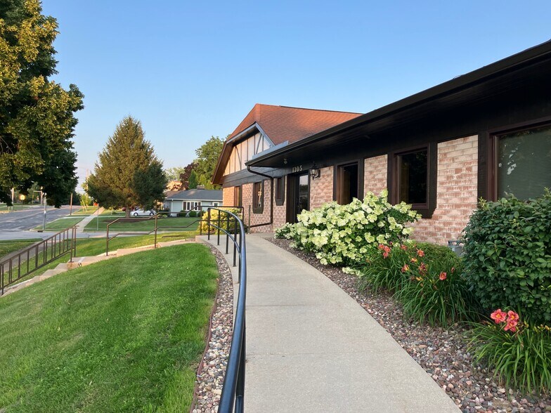 More Photos Of 1305 Chestnut St, West Bend Medical For Lease