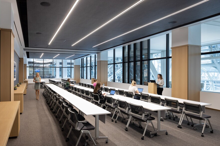 More Photos Of 500 W Madison St, Chicago Office For Lease