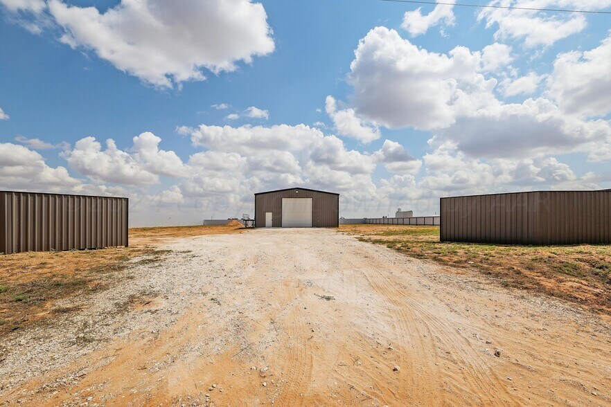 More Photos Of 718 Stateline Rd, Farwell Warehouse For Sale