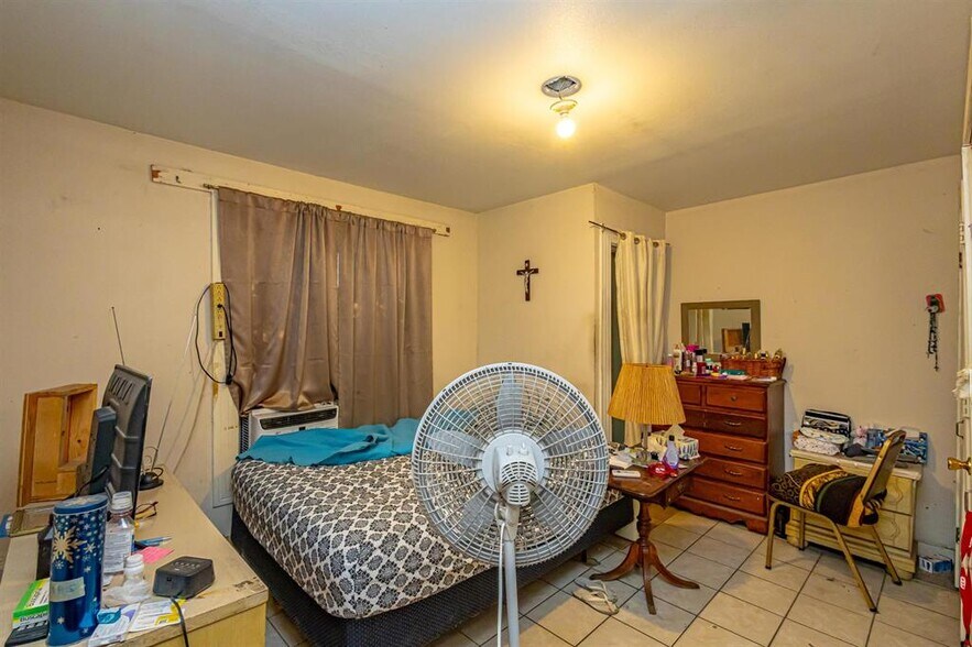 More Photos Of 1801 San Bernardo Ave, Laredo General Retail For Sale
