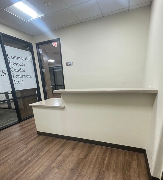 More Photos Of 500 S Chinowth Rd, Visalia Office For Lease