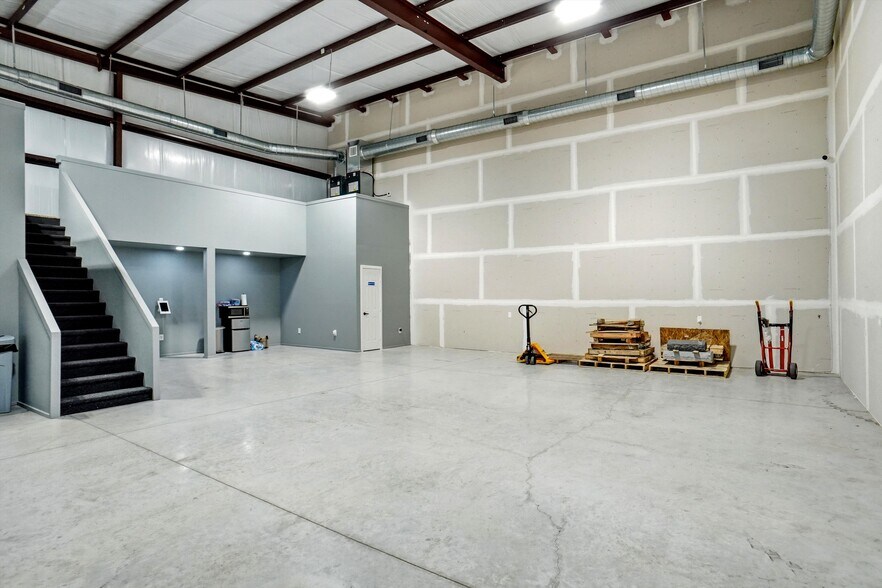More Photos Of 13053 Harmon Rd, Fort Worth Warehouse For Sale