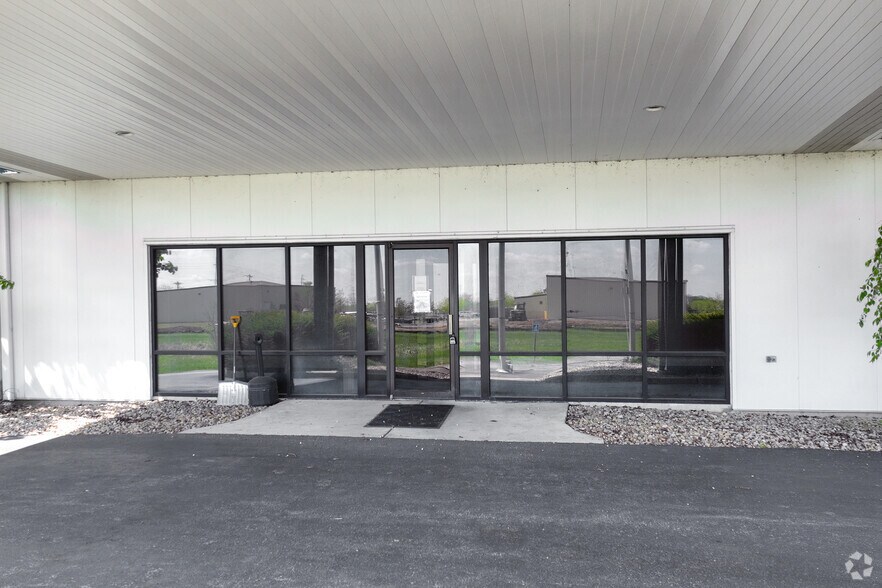 More Photos Of 1450 Commerce Pky, Franklin Manufacturing For Lease