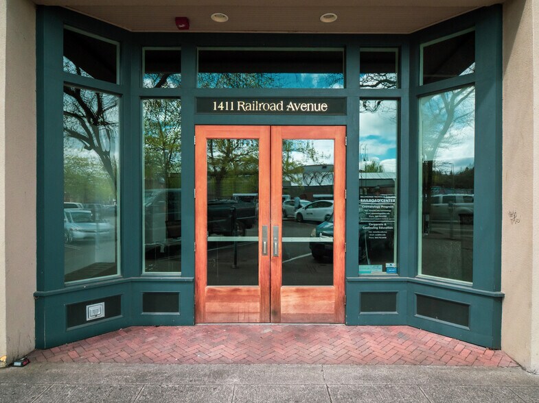 More Photos Of 1411 Railroad Ave, Bellingham Storefront For Lease