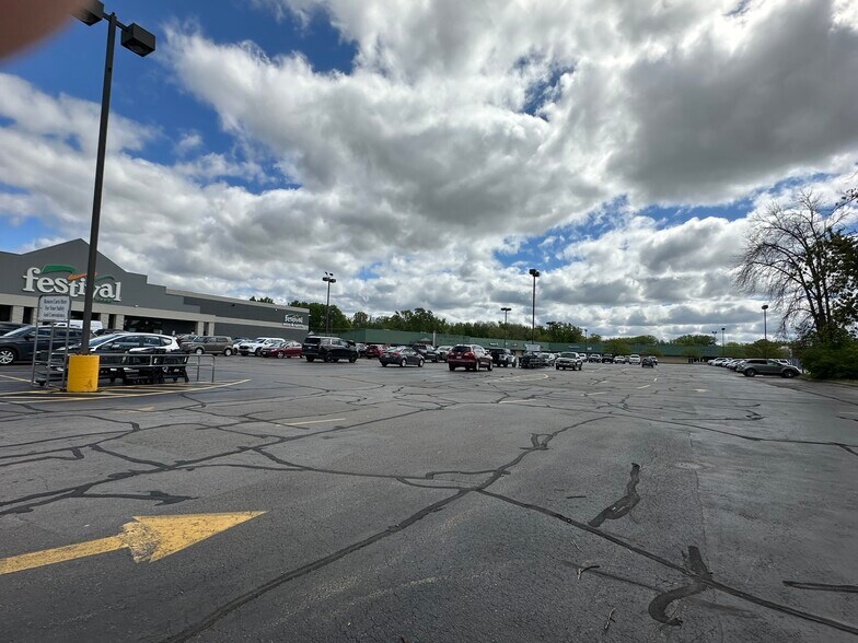 More Photos Of 300-320 Wolf River Plz, New London General Retail For Lease