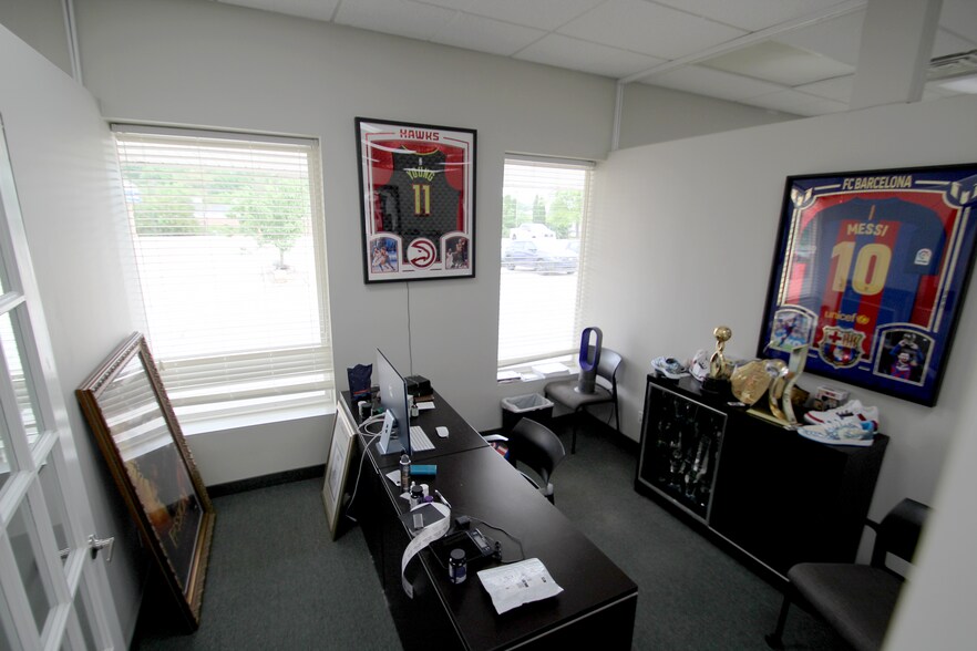 More Photos Of 1132-1152 Pearl Rd, Brunswick General Retail For Lease