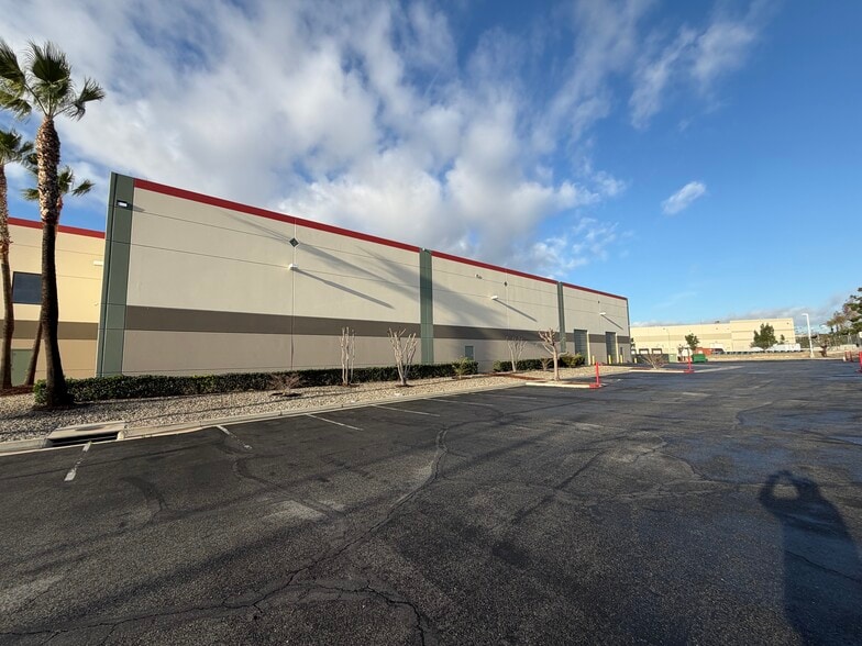 More Photos Of 3187 Cornerstone Dr, Eastvale Warehouse For Lease