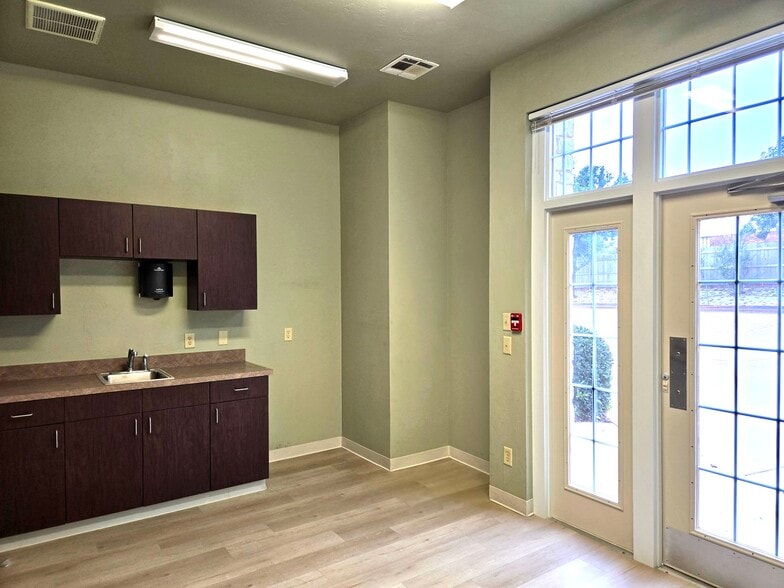 More Photos Of 523 S Santa Fe, Edmond Medical For Lease